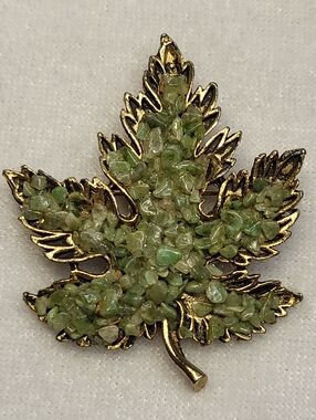 Vintage Gold-toned Jade or Aventurine Chip.Maple Leaf Brooch / Pin